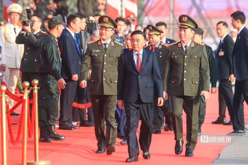 Thường trực Ban Bí thư Trần Cầm Tú cùng 2 Thứ trưởng Bộ Công an, Thượng tướng Trần Quốc Tỏ và Thượng tướng Phạm Thế Tùng tới dự Lễ xuất quân bảo đảm an ninh, trật tự Đại hội Đại biểu toàn quốc lần thứ XIV của Đảng.