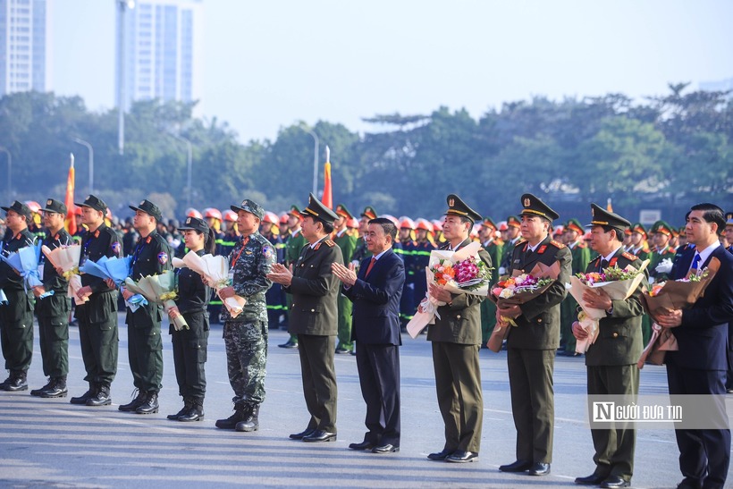 Thường trực Ban Bí thư Trần Cẩm Tú tặng hoa chúc mừng và động viên các lực lượng tham gia phục vụ đảm bảo an toàn cho Đại hội đại biểu toàn quốc lần thứ XIV của Đảng.