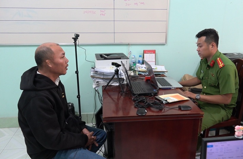 Tài xế Nguyễn Đức Tín tại cơ quan công an. Ảnh: Công an tỉnh Đồng Tháp.
