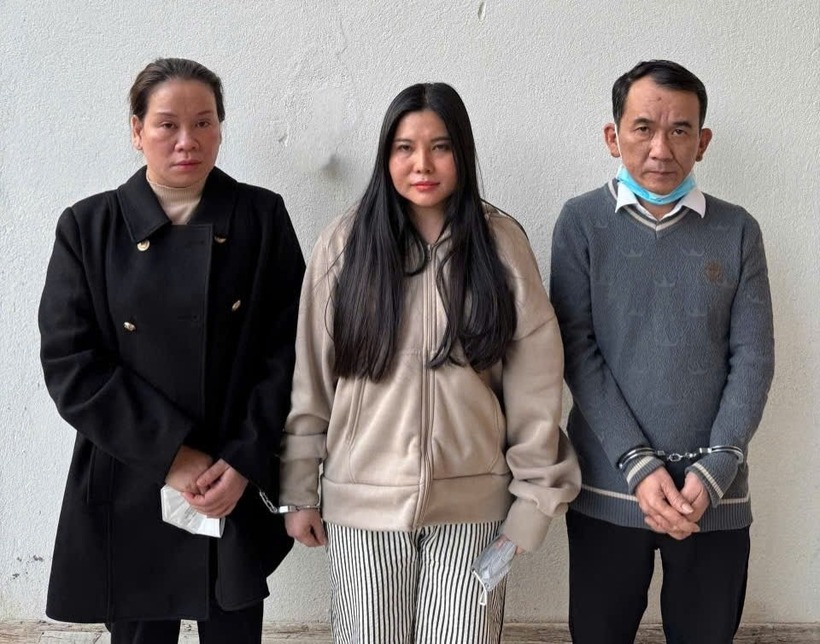 Ngô Thị Dúp và hai nhân viên Trần Thị Hưởng và Nguyễn Đức Vũ (từ trái qua) . Ảnh: Công an Đà Nẵng