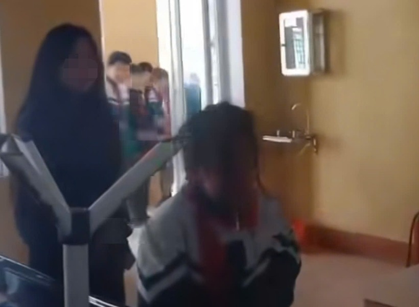 Nữ sinh lớp 6 bị bạn cùng lớp hành hung ngay trong lớp học. Ảnh: Báo Dân trí.