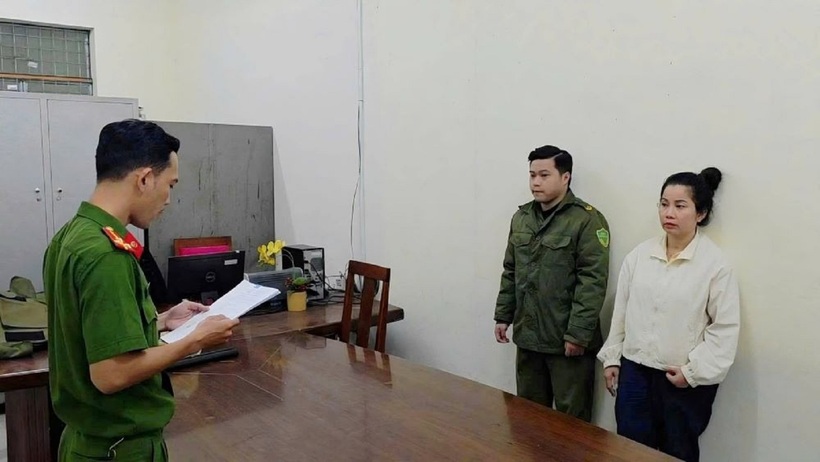 Hồ Thị Thùy Dương (48 tuổi, trú tỉnh Khánh Hoà) là chủ hàng tại cơ quan công an. Ảnh: Công an TP Đà Nẵng