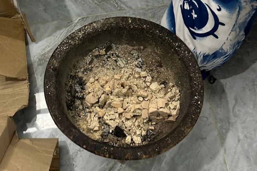 Chậu than trong phòng ngủ của nạn nhân. (Ảnh: Viện Kiểm sát nhân dân khu vực 4)