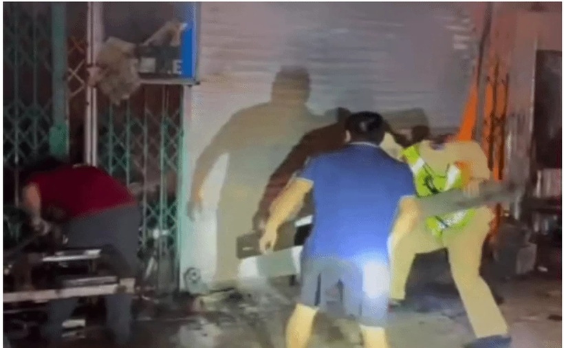 Phát hiện đám cháy, Tổ công tác Trạm CSGT Diễn Châu phối hợp người dân phá cửa giải cứu các nạn nhân mắc kẹt bên trong. (Ảnh: Dân trí)