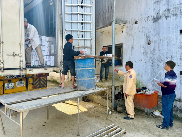 Chiếc xe đầu kéo vận chuyển hơn 10 tấn hàng hóa nhưng không đáp ứng yêu cầu về hóa đơn, chứng từ. Ảnh: Người lao động