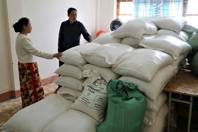 Hơn 4,2 tấn gạo hỗ trợ học sinh bán trú tại Trường THCS Đăk Rve, Quảng Ngãi vẫn mắc kẹt trong kho. (Ảnh: Dân trí).