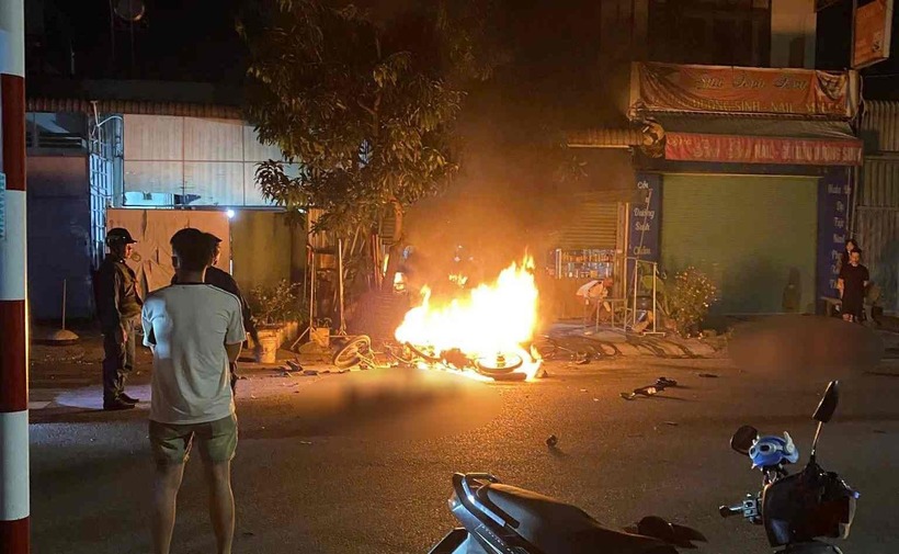 Hai xe máy bốc cháy sau tai nạn. Ảnh: Người lao động