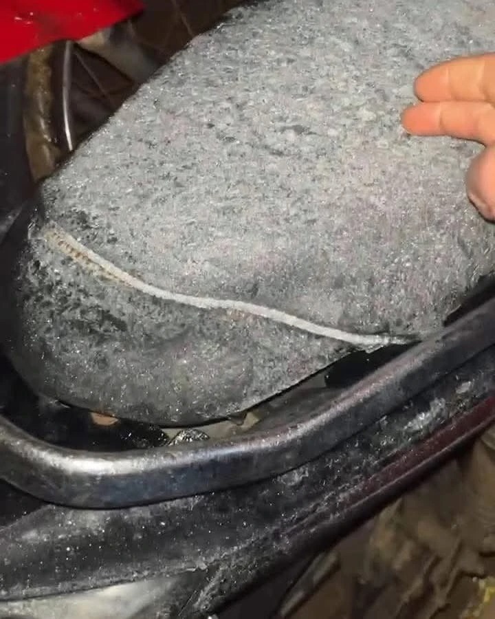 Xuất hiện băng tuyết&nbsp;phủ kín yên xe máy ở xã Trà Linh. Ảnh: Pháp luật TP.HCM