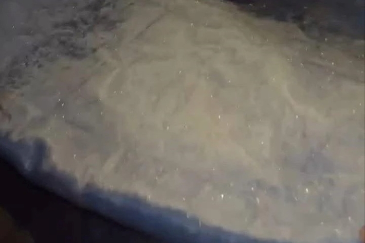 Xuất hiện băng tuyết phủ trên bề mặt lớp bạt. Ảnh: Pháp luật TP.HCM