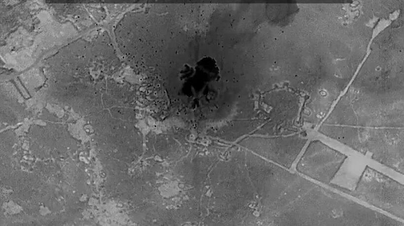 Bộ Tư lệnh Trung tâm Mỹ (CENTCOM) thông báo quân đội Mỹ và lực lượng đồng minh đã thực hiện các cuộc không kích quy mô lớn nhằm vào IS tại Syria. Ảnh: CENTCOM