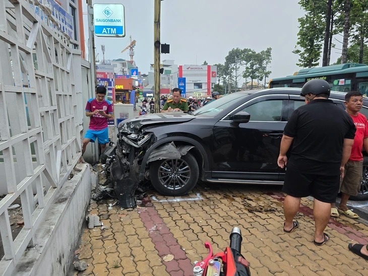 Ô tô tông liên hoàn sau đó ủi vào một cây ATM. Ảnh: Tuổi trẻ