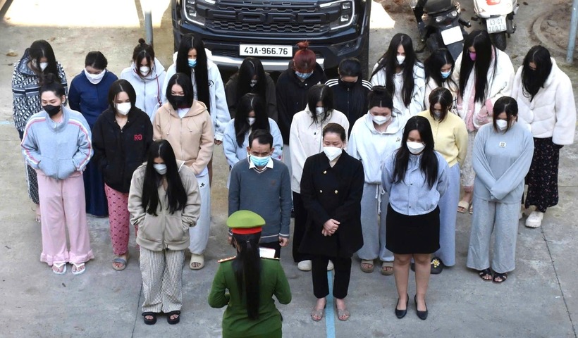 Công an đưa những người liên quan về trụ sở để làm rõ hành vi. Ảnh: Công an TP.Đà Nẵng