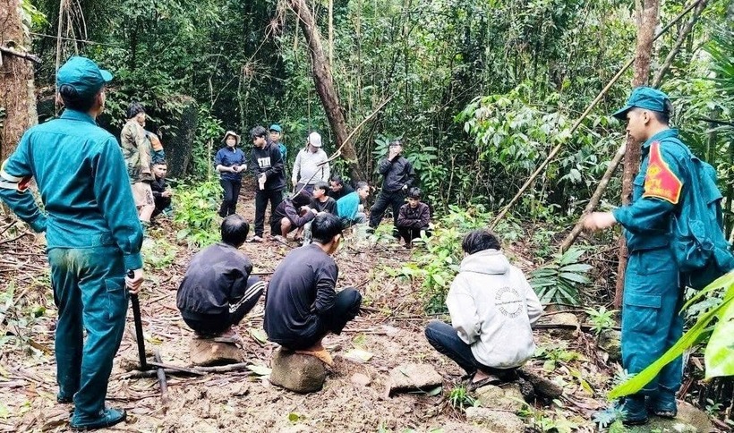 Nhóm người được thuê khai thác vàng trái phép. Ảnh: Công lý