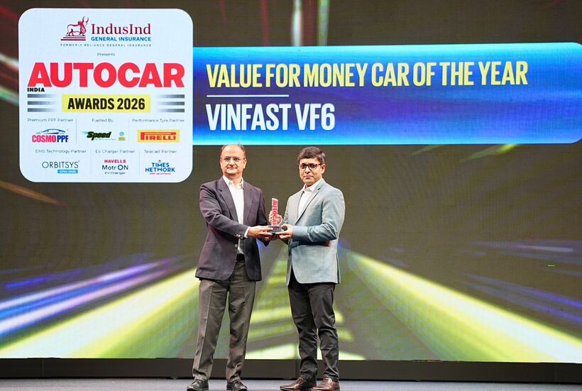 Ông Tapan Ghosh (phải), CEO VinFast Ấn Độ, nhận giải thưởng từ đại diện ban tổ chức Autocar India Awards 2026.