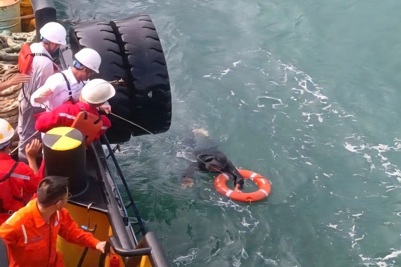 Nhân viên trên tàu PTSC 03 cứu ngư dân gặp nạn trên biển. Ảnh: Dân trí