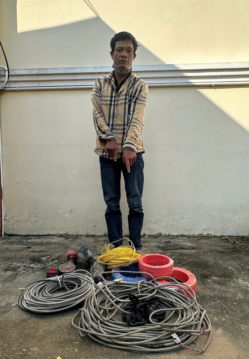 Phạm Đức Lợi lấy trộm dây điện và máy móc thi công. Ảnh: PLO.