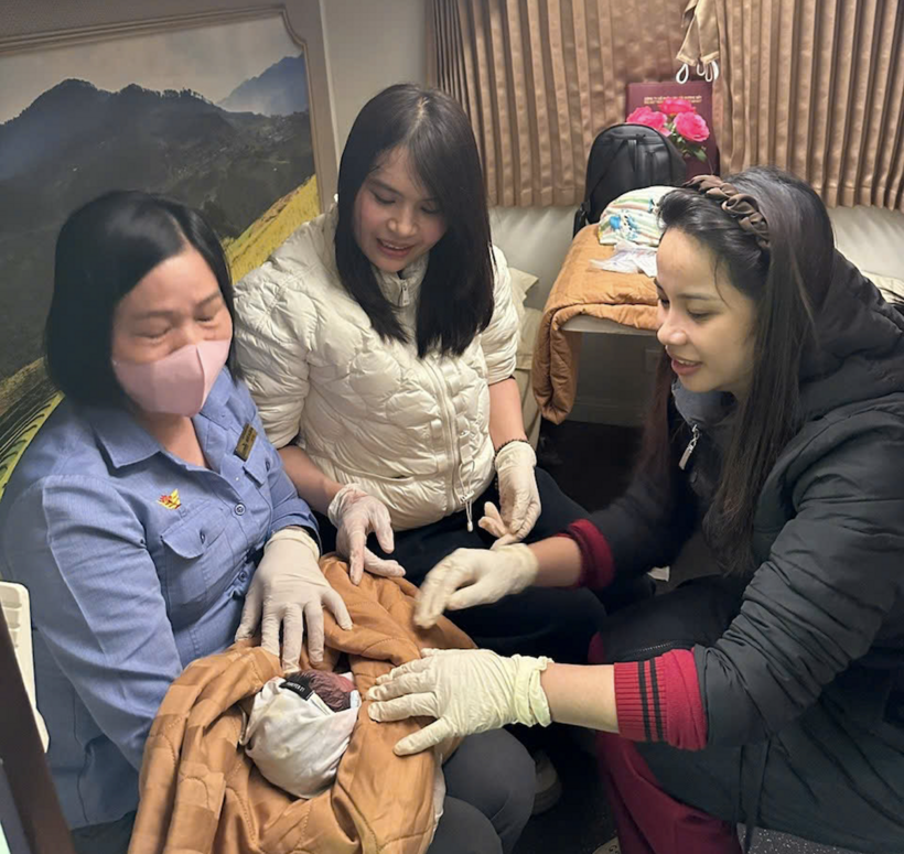 Tổ tàu phối hợp với hành khách có chuyên môn y tế tiến hành đỡ đẻ thành công cho hành khách chuyển dạ. Ảnh VNR