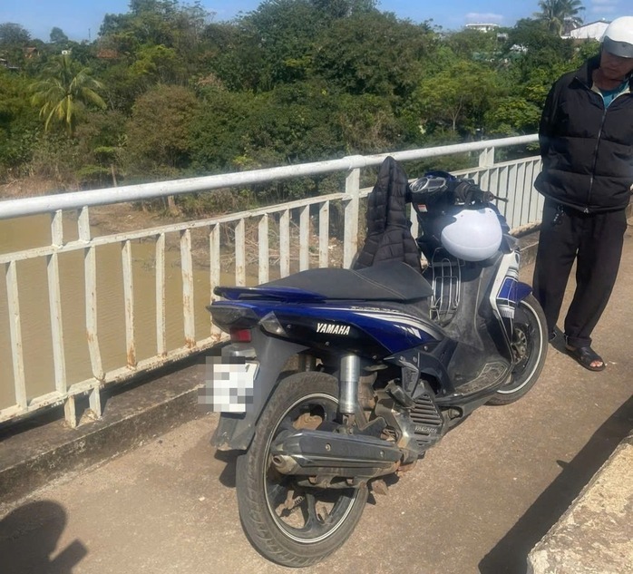 Nam sinh viên để lại xe máy trên cầu Sêrêpốk. Ảnh: Người lao động