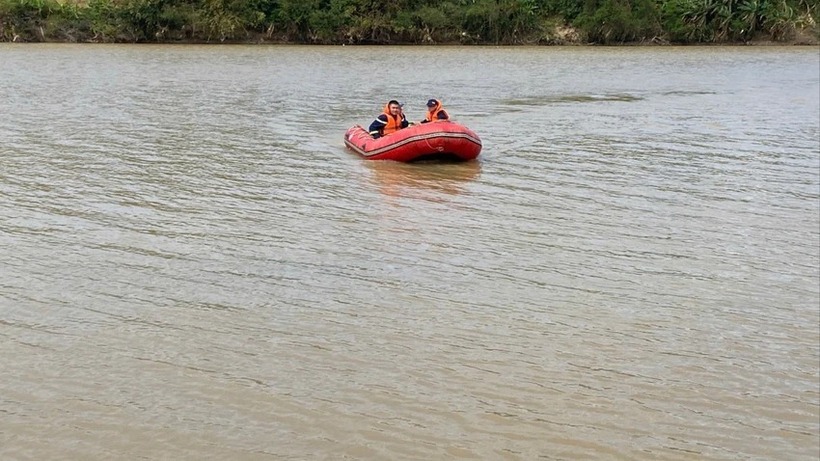 Lực lượng chức năng tìm kiếm nam sinh viên. Ảnh: Pháp luật TP.HCM