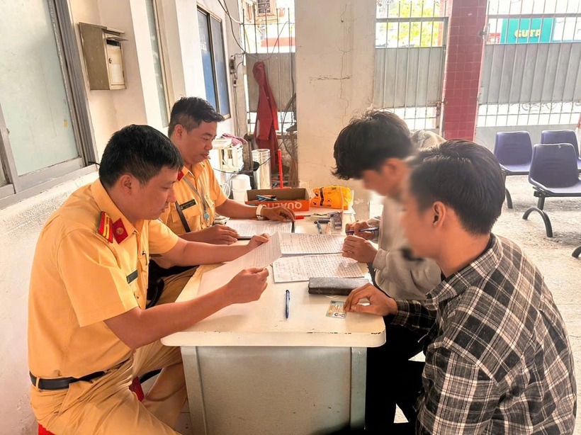 Hai thanh niên làm việc với CSGT sau vụ việc. Ảnh: Thanh niên