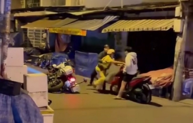 Hình ảnh hai thanh niên giằng co với CSGT giữa đêm khuya. Ảnh: Thanh niên