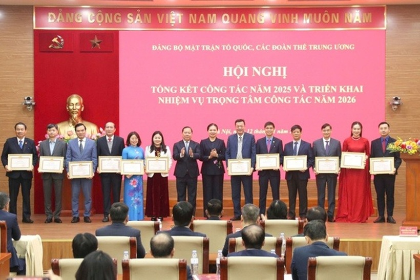 Trao tặng Bằng khen cho các tập thể, cá nhân ghi nhận thành tích, đóng góp xuất sắc trong công tác tham mưu, phục vụ Đại hội đại biểu Đảng bộ MTTQ, các đoàn thể Trung ương lần thứ I, nhiệm kỳ 2025-2030.