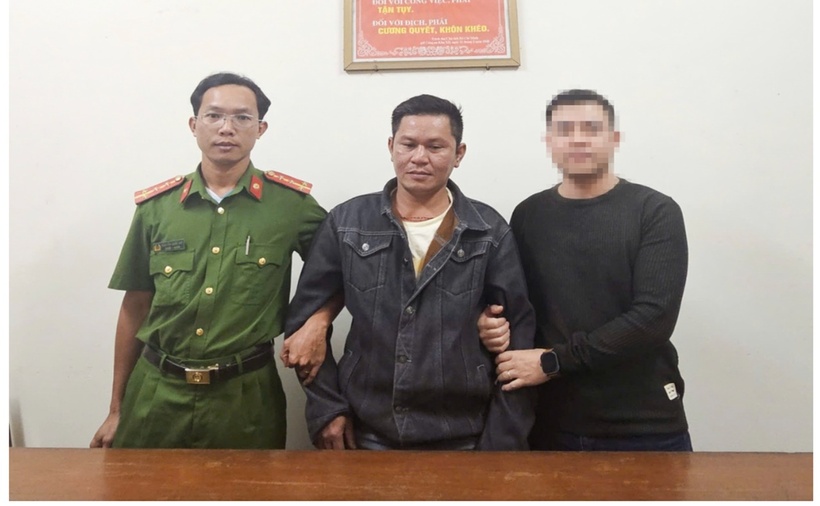Đối tượng truy nã Huỳnh Ngọc Thành (đứng giữa) thời điểm bị bắt. (Ảnh: Công an tỉnh Quảng Trị)