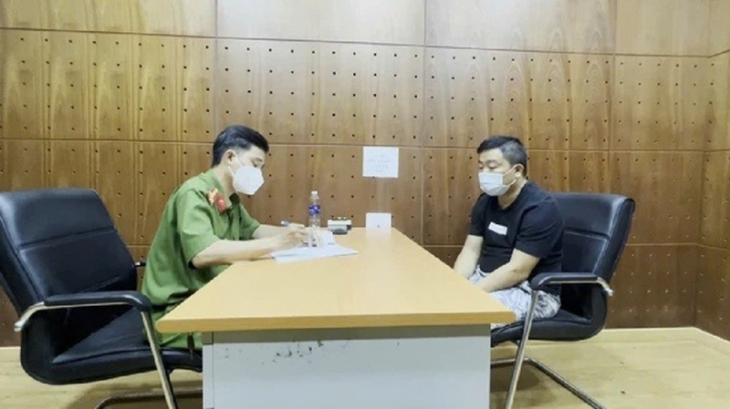 Trần Minh Tuấn tại cơ quan công an. Ảnh: Báo Người lao động.