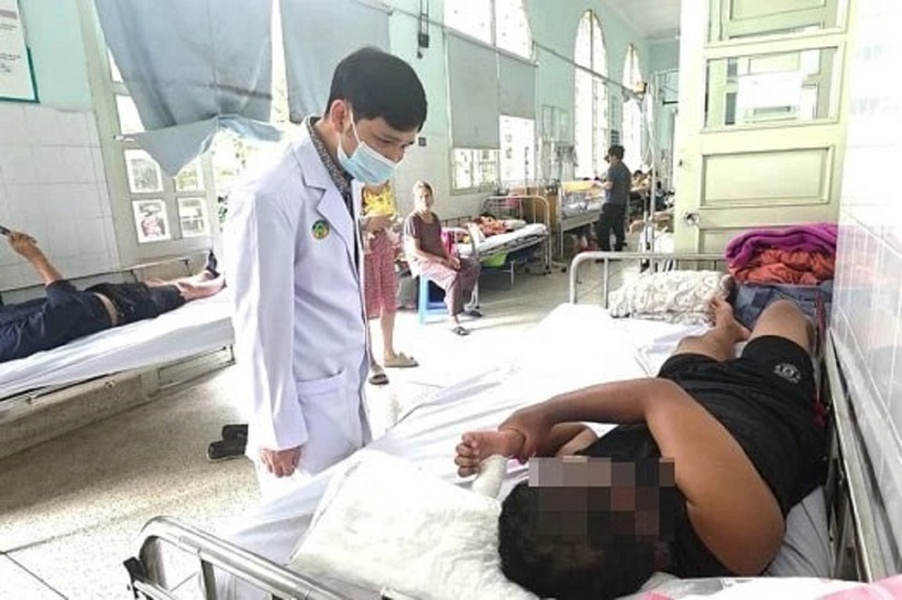 Bé trai bỏng nặng do chơi pháo thì phát nổ. Ảnh: PLO.