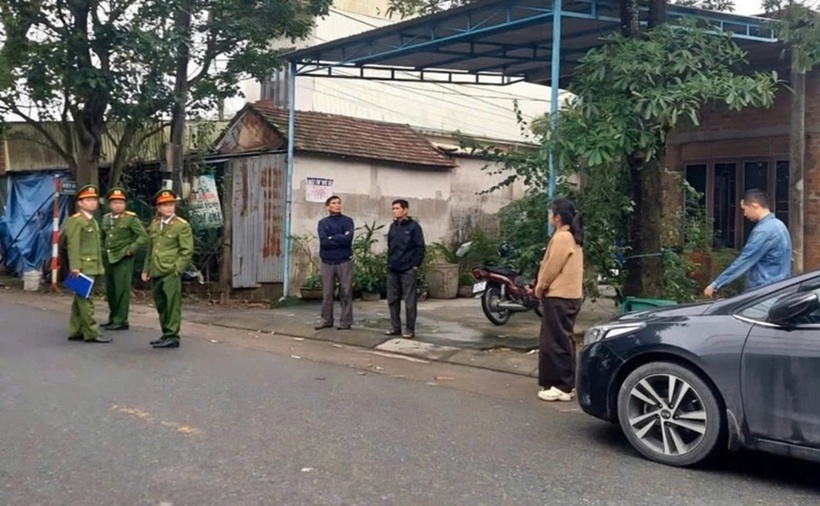 Hơn 2 tháng qua, công an và chính quyền địa phương nhiều lần đến tận nhà vận động ông Lữ trả lại tiền, nhưng ông không hợp tác. (Ảnh: Tuổi trẻ)