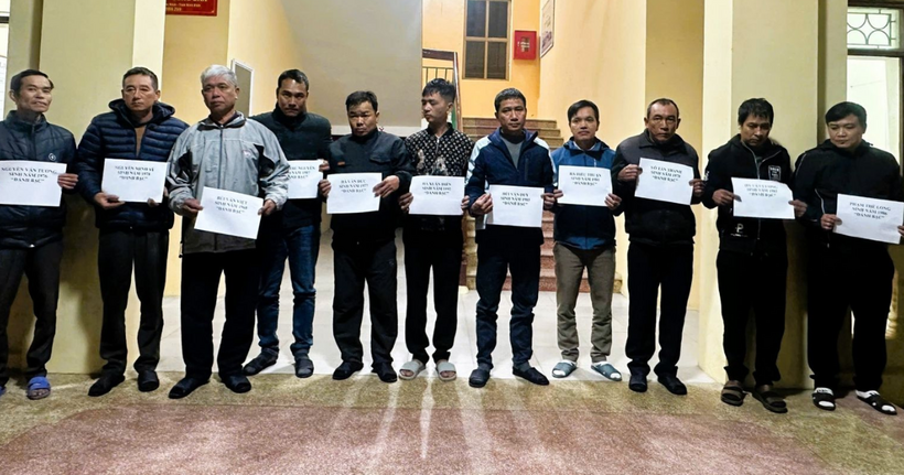 Các đối tượng đánh bạc trong ngôi nhà bỏ hoang ở xã Nam Ninh, tỉnh Ninh Bình (Ảnh: Công an Ninh Bình).