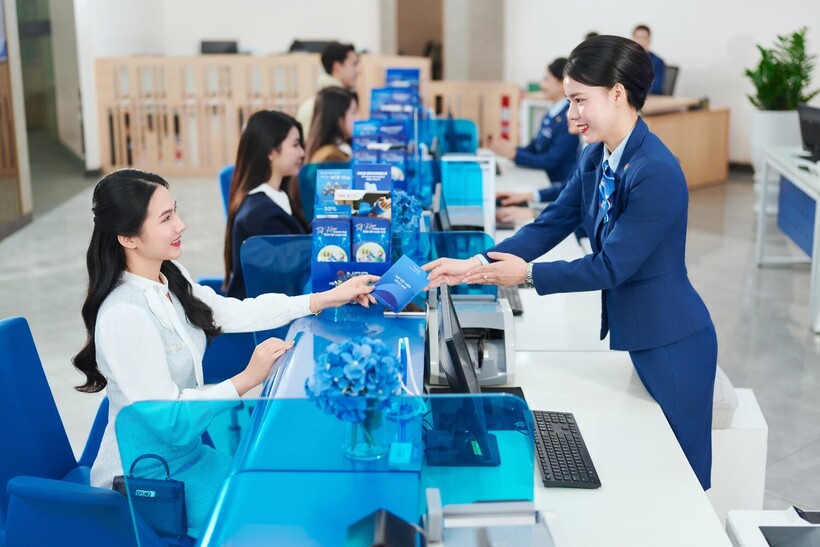 Khách hàng có thể đến các quầy giao dịch của NCB để gửi tiết kiệm với lãi suất hấp dẫn nhất trên thị trường