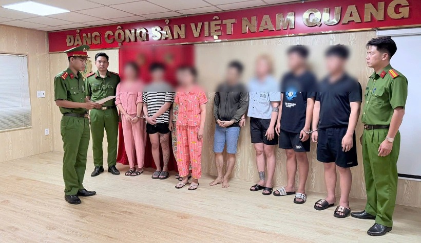 Các đối tượng trong đường dây mại dâm tại 4 cơ sở spa, massage bị công an bắt giữ. (Ảnh: Cơ quan công an)