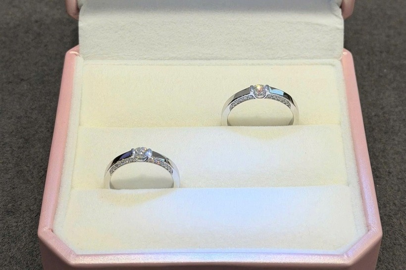 Gói hàng bên trong có cặp nhẫn cưới nam shipper đánh rơi trên đường trong lúc đi giao hàng. (Ảnh: Cơ quan công an)