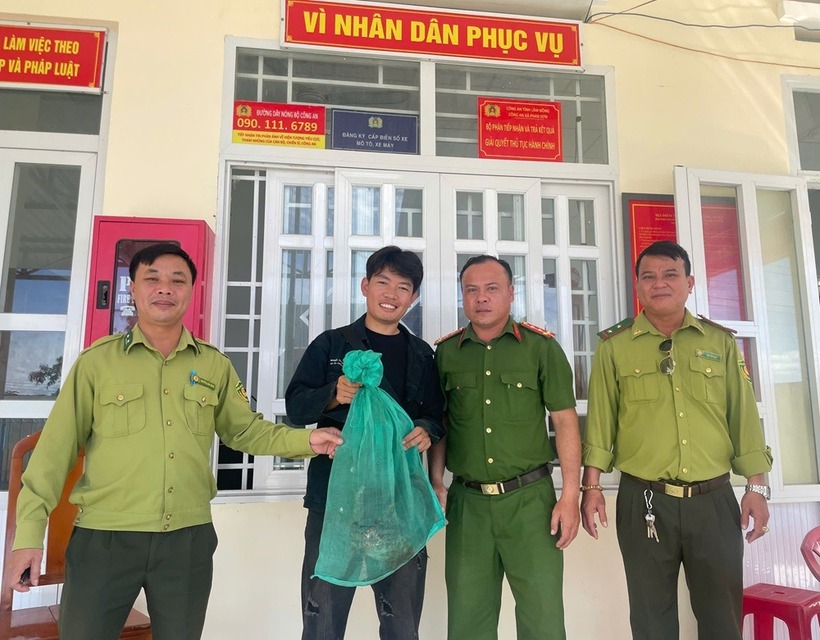 Người dân tự nguyện giao nộp động vật quý hiếm. (Ảnh: Công an tỉnh Lâm Đồng)