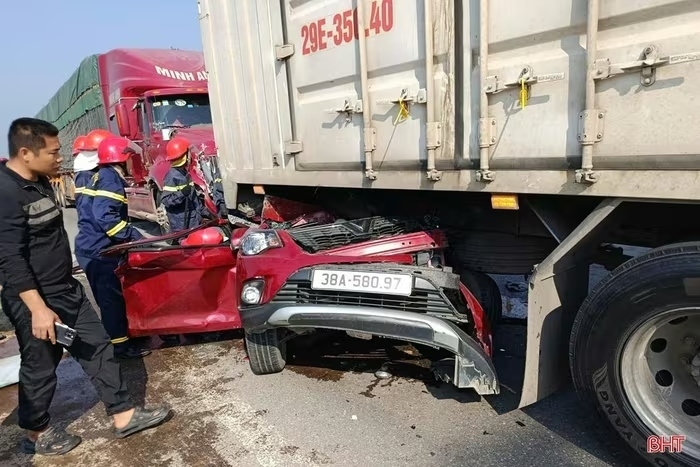 Hiện trường vụ tai nạn liên hoàn giữa 4 xe ô tô trên quốc lộ 1 tuyến tránh Hà Tĩnh làm 3 người bị thương. (Ảnh: Báo Hà Tĩnh).