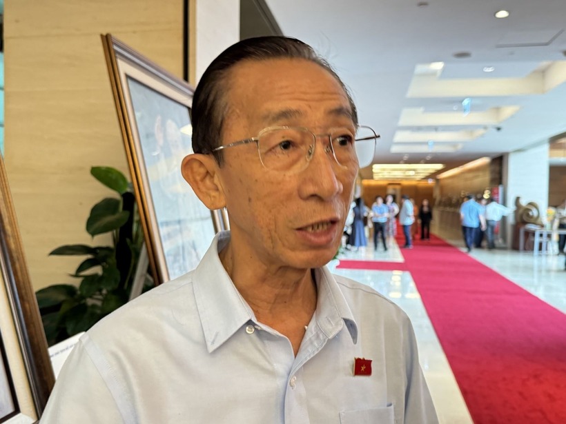Đại biểu Trần Hoàng Ngân (Đoàn Thành phố Hồ Chí Minh) trả lời phỏng vấn bên hành lang Quốc hội.