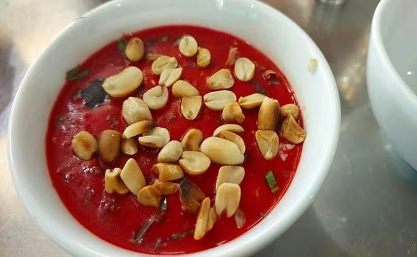 Bác sỹ khuyến cáo người dân không nên ăn tiết canh, thực phẩm sống vì nguy cơ nhiễm khuẩn nguy hiểm. (Ảnh minh họa).