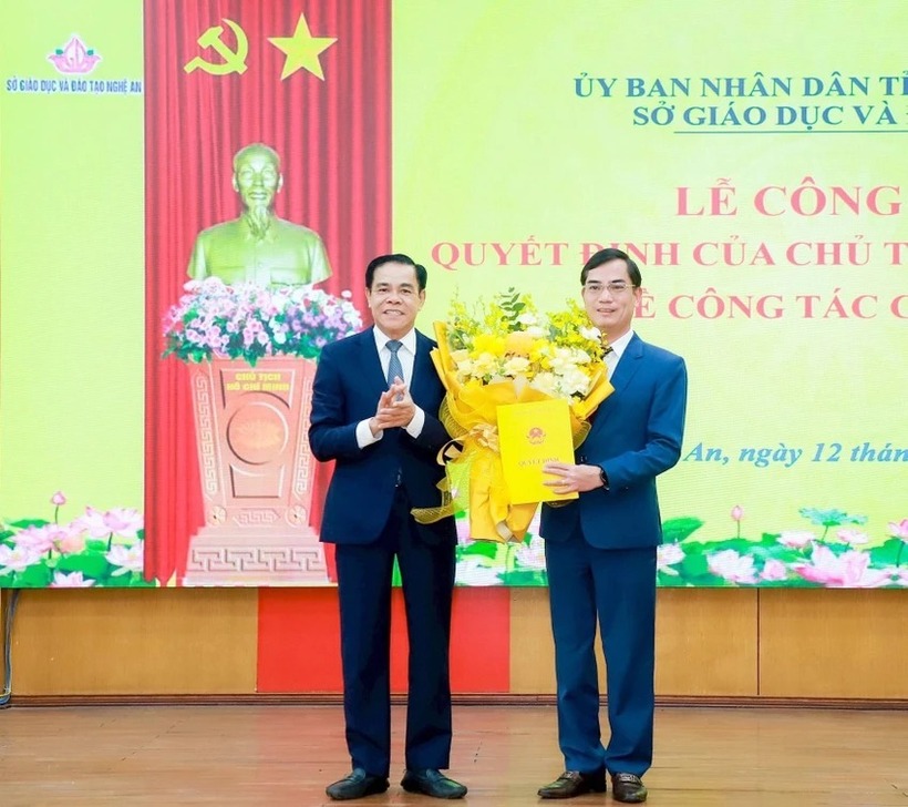 Ông Võ Trọng Hải, Chủ tịch UBND tỉnh Nghệ An trao quyết định, tặng hoa chúc mừng tân Giám đốc Sở GD&ĐT tỉnh Nghệ An Nguyễn Văn Khoa. Ảnh: PLO