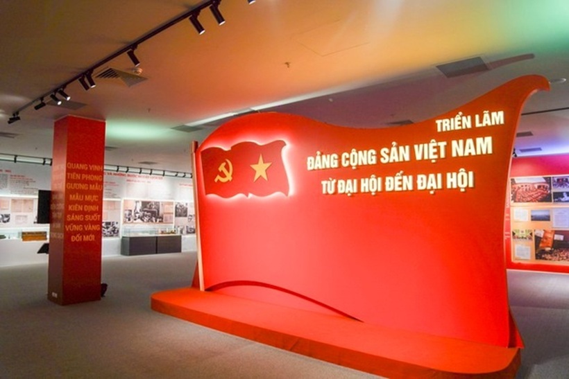 Không gian triển lãm được thiết kế trang trọng, hiện đại với gam màu đỏ chủ đạo, tạo ấn tượng thị giác mạnh (Ảnh: Trường Hùng).