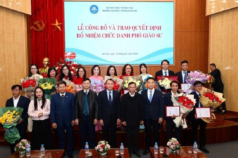 Các tân phó giáo sư của Trường Đại học Sư phạm Hà Nội. Ảnh: Báo Lao động.