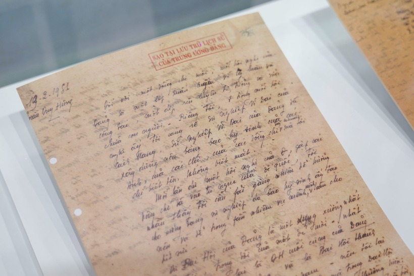 Nhiều tài liệu, hình ảnh, hiện vật lần đầu tiên được công bố tại triển lãm (Ảnh: Trường Hùng).