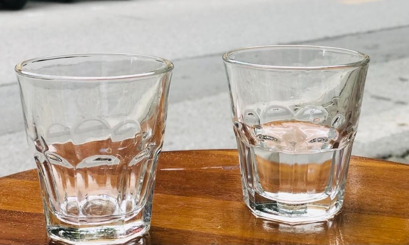 Nước tiểu có nhiều bọt kéo dài, thường được gọi là protein niệu, là dấu hiệu cảnh báo khá đặc trưng của tổn thương thận.