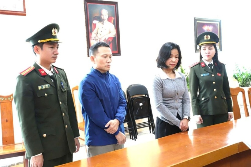 Đối tượng Phan Thị Thu Hường, Giám đốc và Võ Văn Hoài, Kế toán trưởng tại cơ quan An ninh điều tra. (Ảnh: Công an tỉnh Hà Tĩnh)