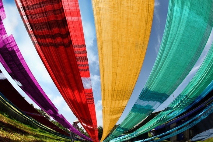 Lụa Vạn Phúc nổi tiếng với đặc tính "đông ấm, hè mát", mềm mại và óng ả.