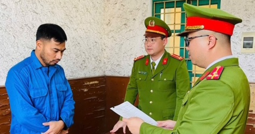 Cơ quan Cảnh sát điều tra tống đạt Quyết định khởi tố bị can và Lệnh tạm giam cho bị can Đỗ Như Trường. (Ảnh: Công an tỉnh Quảng Ninh)