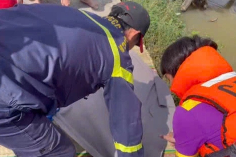 Cơ quan chức năng trục vớt thi thể nạn nhân. (Ảnh: Dân trí)