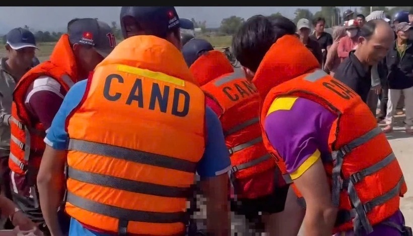 Lực lượng chức năng trục vớt thi thể ông D lên bờ. (Ảnh: PLO)