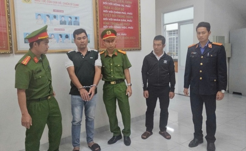 Cơ quan điều tra khởi tố, bắt tạm giam đối với Trần Văn Hội (thứ hai, trái qua). (Ảnh: Công an tỉnh Đắk Lắk)