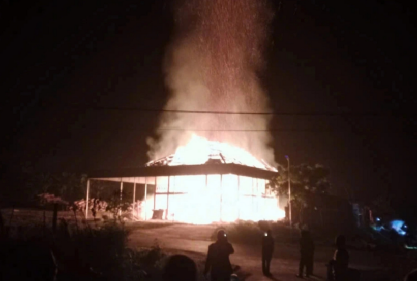 Ngôi nhà bốc cháy trong đêm. (Ảnh: VietnamNet)